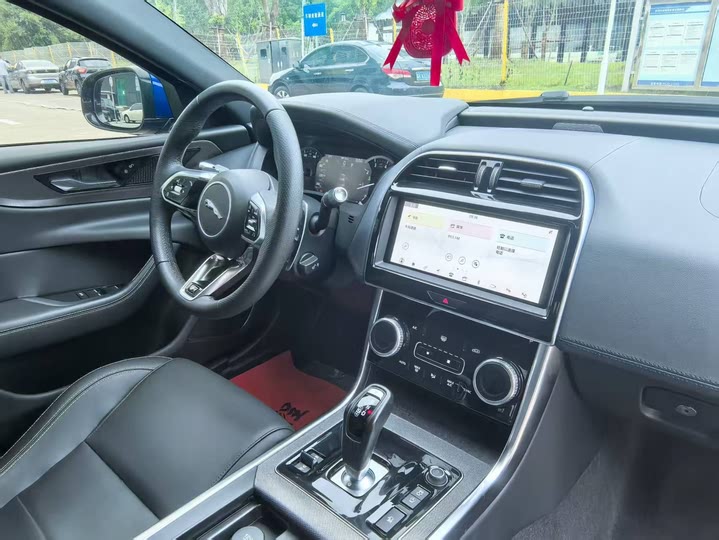 Фото 9 - Jaguar XE L