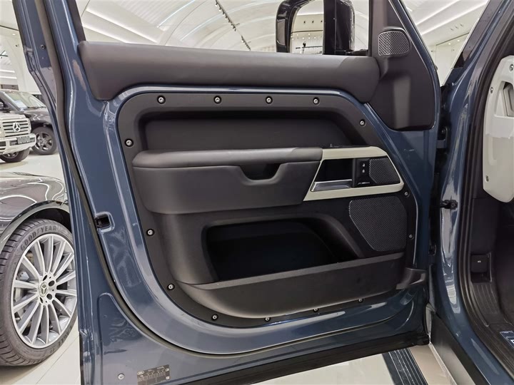 Фото 8 - Land Rover Defender