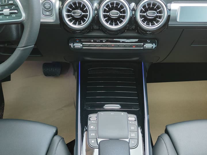 Фото 16 - Mercedes-Benz GLB-Class