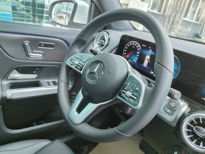 Фото 17 - Mercedes-Benz GLB-Class