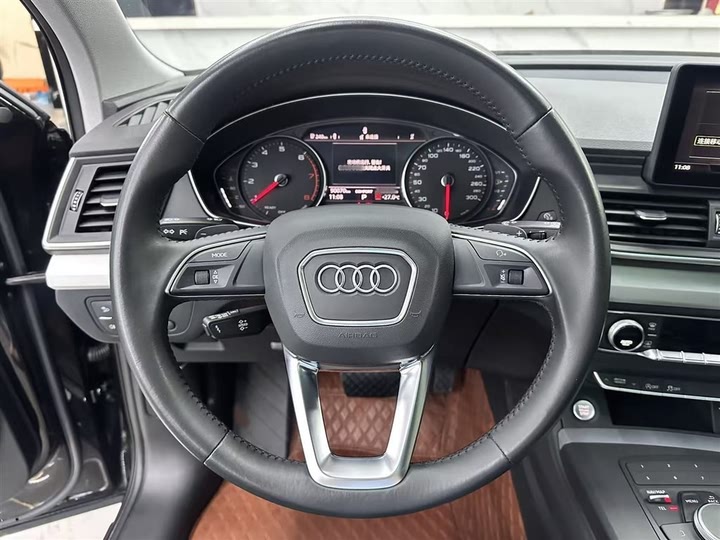 Фото 18 - Audi Q5L
