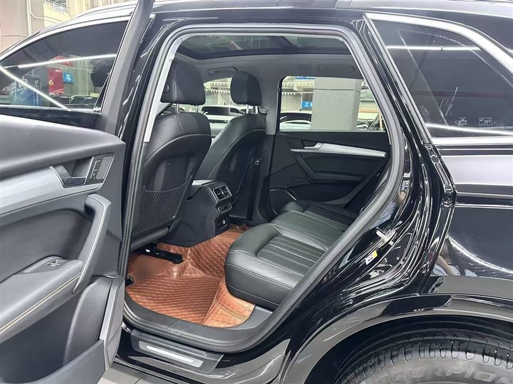 Фото 21 - Audi Q5L