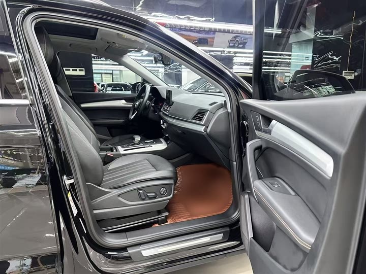 Фото 23 - Audi Q5L