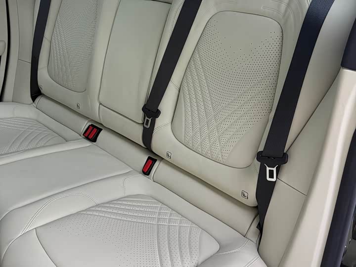 Фото 2 - Aston Martin DBX