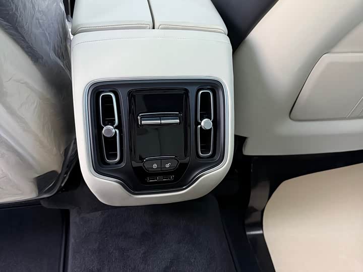 Фото 3 - Aston Martin DBX