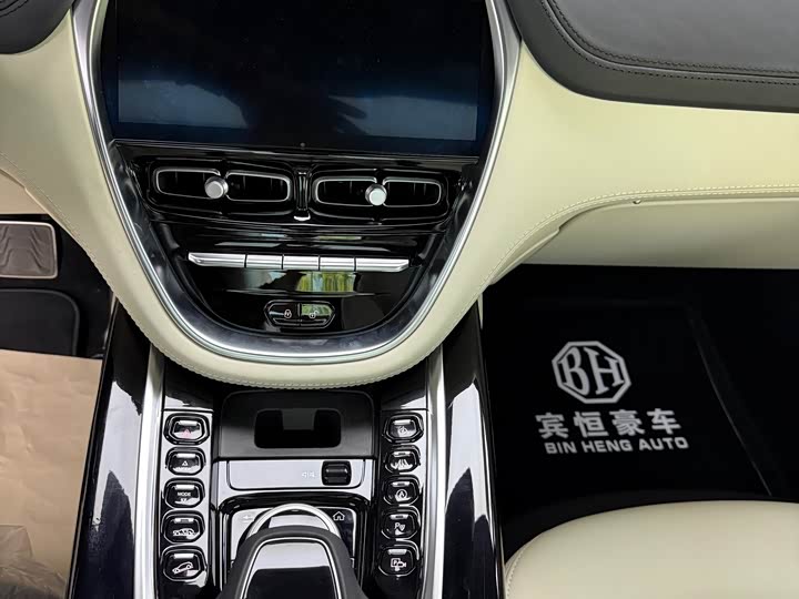 Фото 7 - Aston Martin DBX