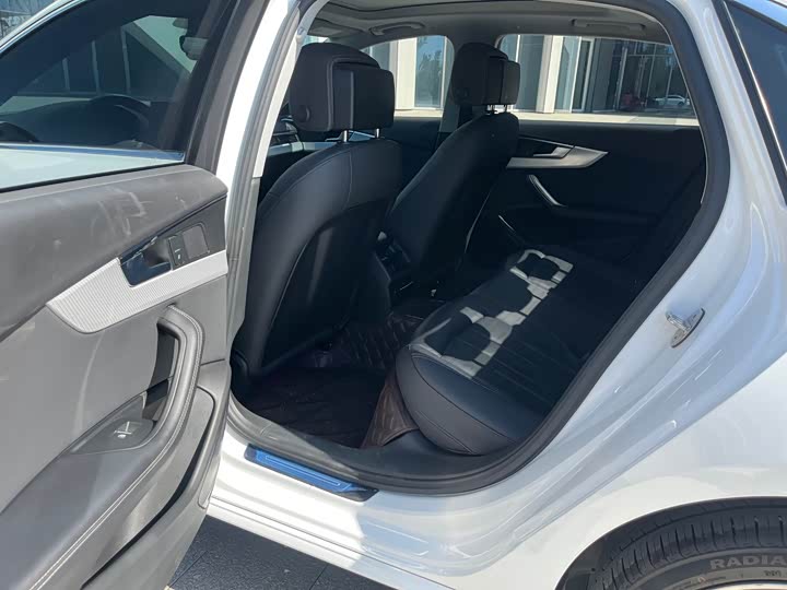 Фото 10 - Audi A4L