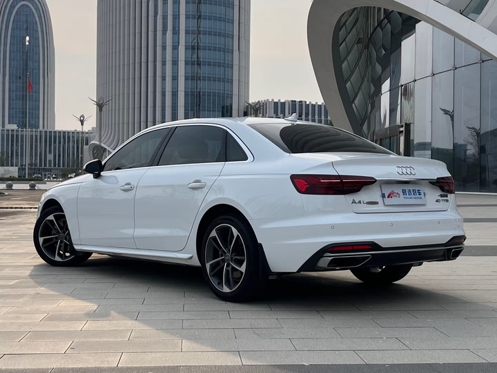 Фото 4 - Audi A4L