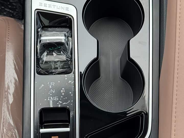 Фото 22 - Bestune B70