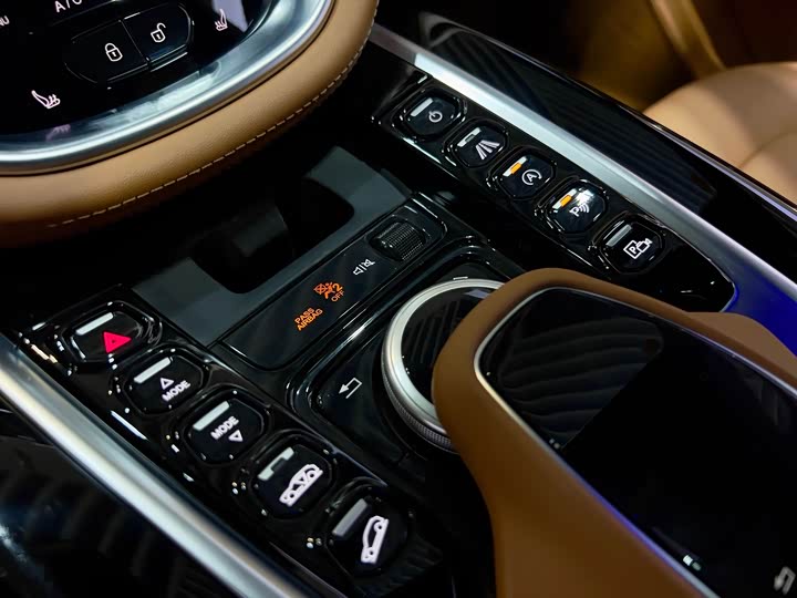 Фото 10 - Aston Martin DBX