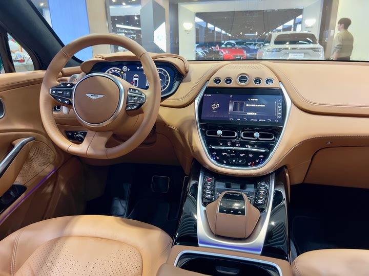 Фото 15 - Aston Martin DBX