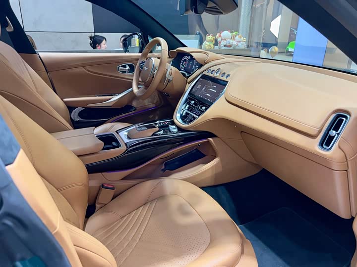 Фото 18 - Aston Martin DBX