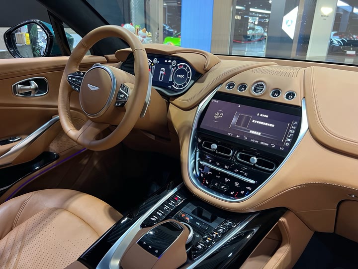 Фото 19 - Aston Martin DBX