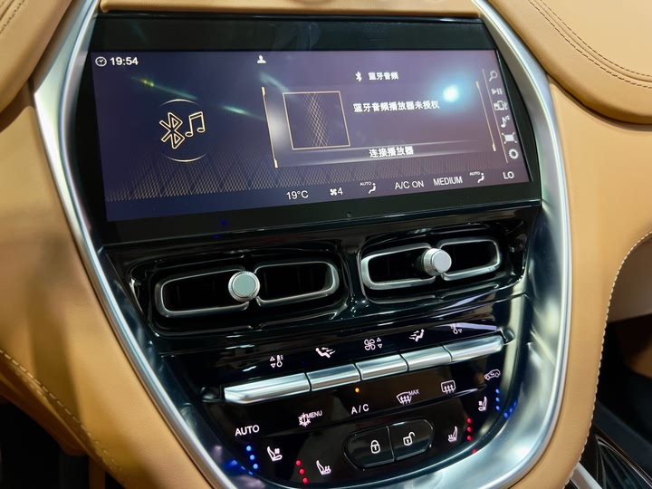 Фото 9 - Aston Martin DBX