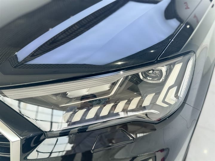 Фото 16 - Audi Q7