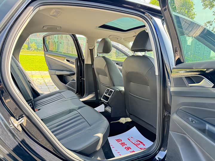 Фото 7 - Volkswagen Passat