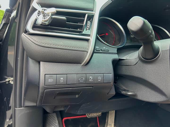 Фото 13 - Toyota Camry