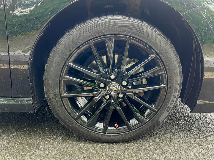 Фото 17 - Toyota Camry