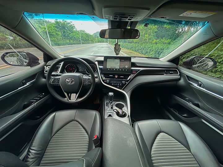 Фото 6 - Toyota Camry