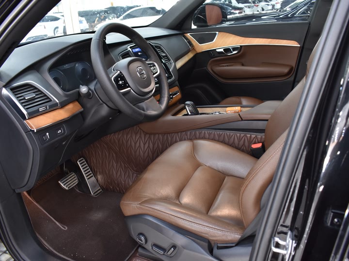 Фото 10 - Volvo XC90