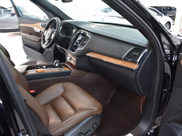 Фото 11 - Volvo XC90