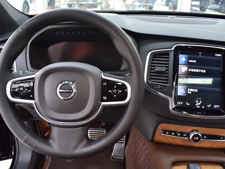 Фото 8 - Volvo XC90