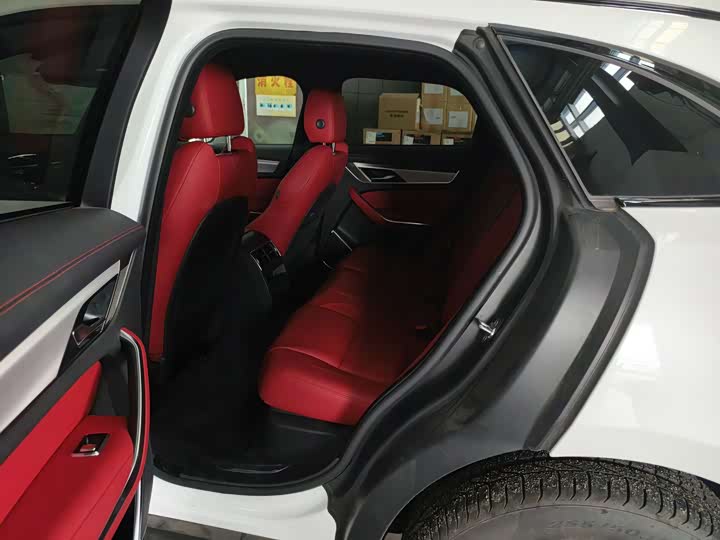 Фото 16 - Jaguar F-Pace