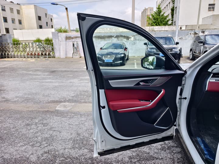 Фото 6 - Jaguar F-Pace