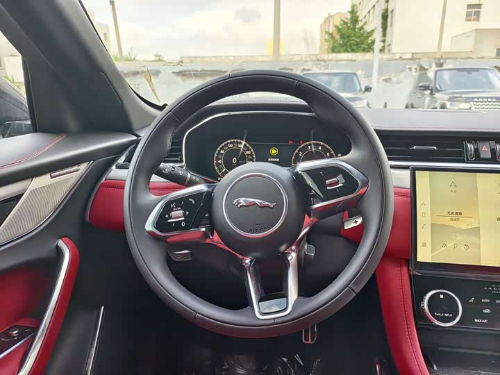 Фото 8 - Jaguar F-Pace