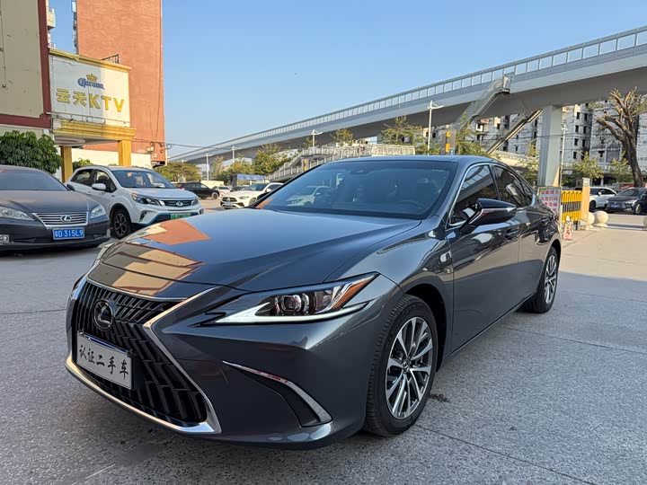 Фото 1 - Lexus ES