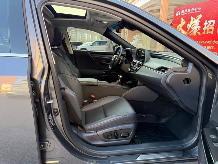 Фото 10 - Lexus ES