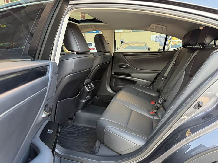 Фото 11 - Lexus ES