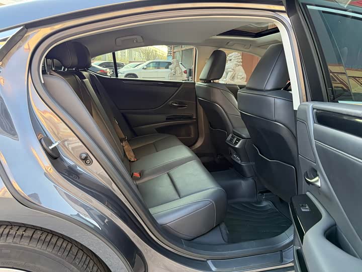 Фото 12 - Lexus ES