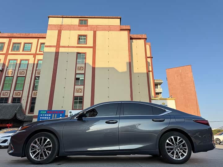 Фото 5 - Lexus ES