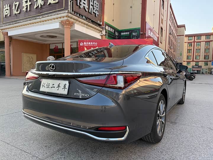 Фото 6 - Lexus ES