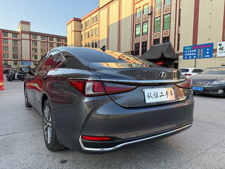 Фото 7 - Lexus ES