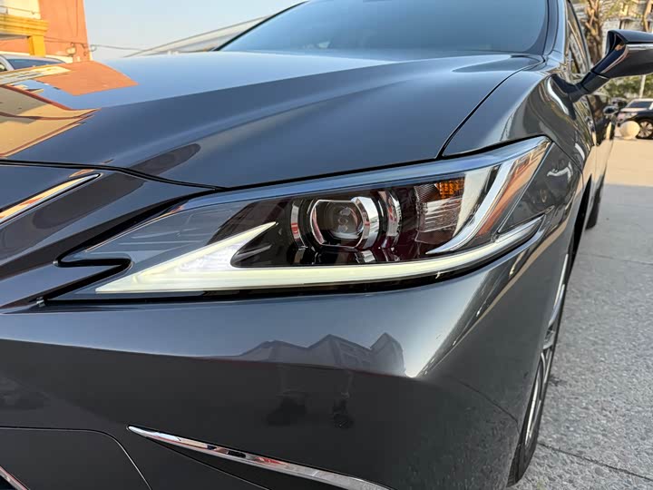 Фото 8 - Lexus ES