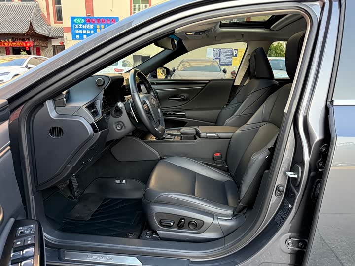 Фото 9 - Lexus ES