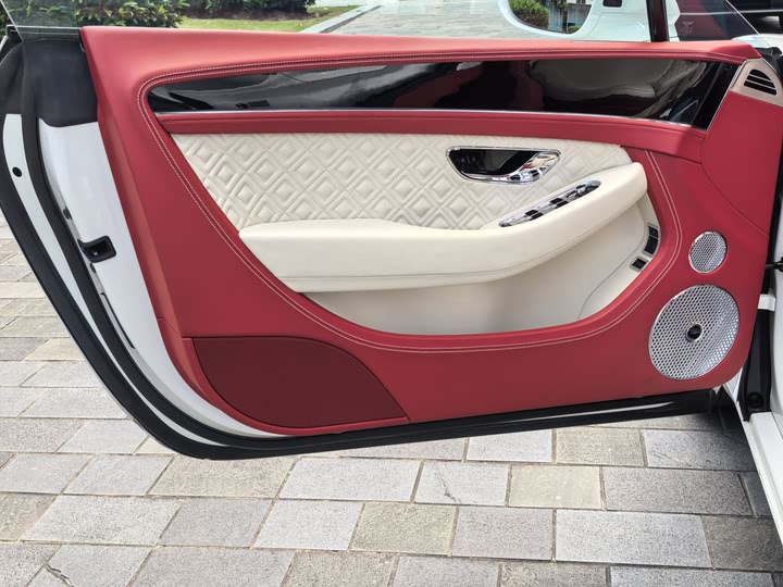 Фото 21 - Bentley Continental GT